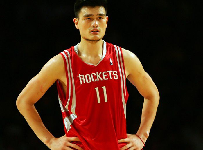 为什么nba都不带护腕了(NBA巨星十大经典装备：姚明手上戴中国特有，詹皇戴此物另有隐情)