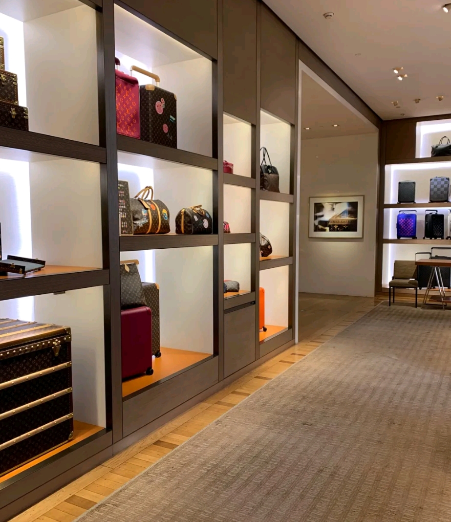 普通人如何买lv?探访成都的奢侈品店,排队到脚酸,土豪真的多