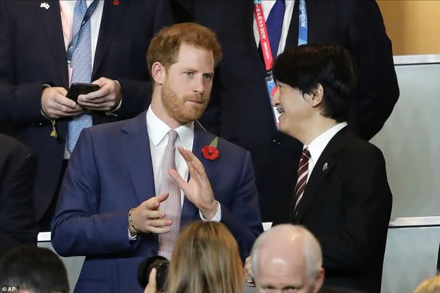 日本皇室亲临世界杯现场(哈里与日本文仁亲王同场观赛，表情凝重；梅根家中带娃)