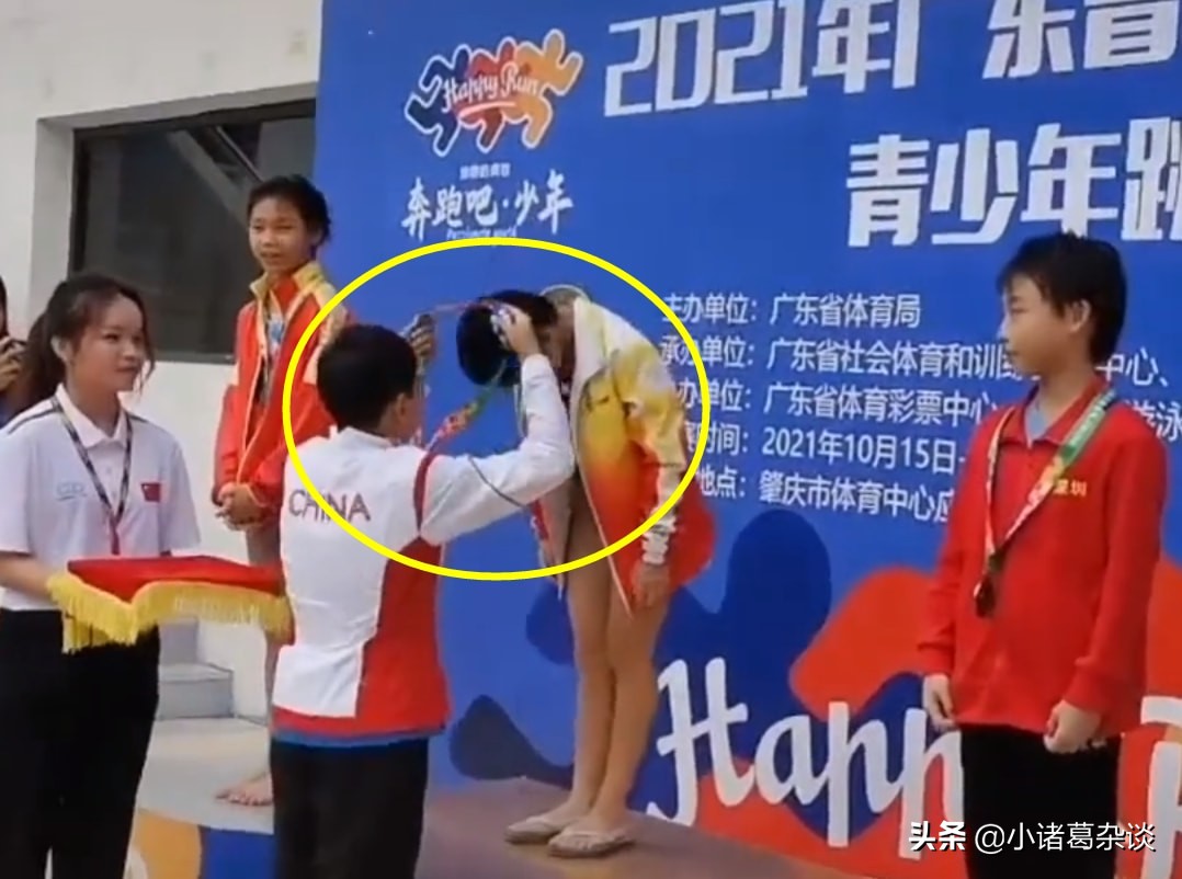 偷瞄金牌！全红婵当颁奖嘉宾，给小师妹发奖牌，新“全红婵”诞生