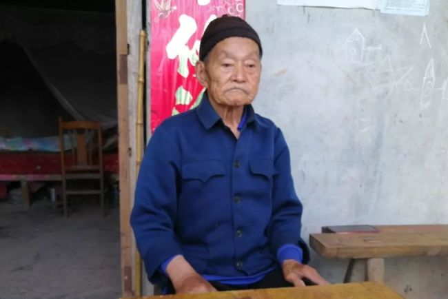 老兵去登记信息，被人质疑不是兵，拿出三枚特等功臣勋章吓到众人