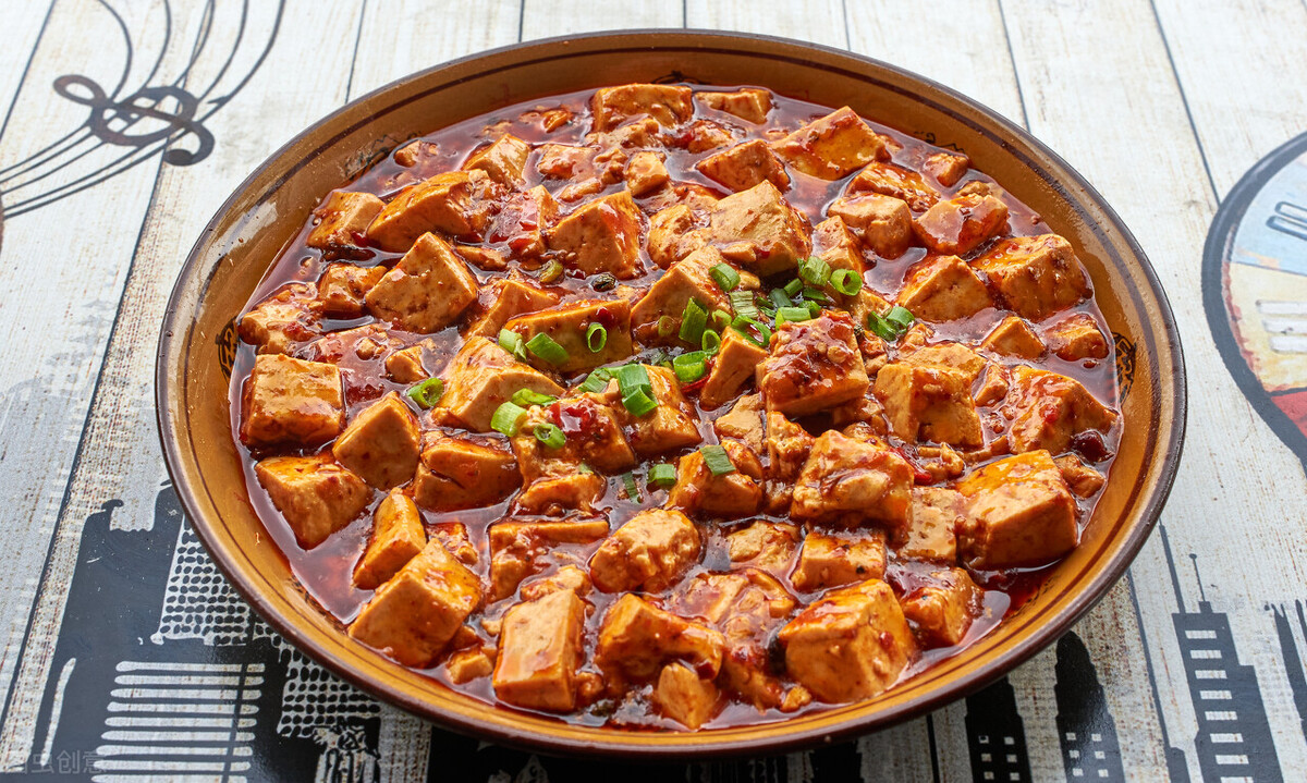 【材料】嫩豆腐块 葱姜蒜末 蒜苗 肉沫【调料】郫县豆瓣 生抽 老抽