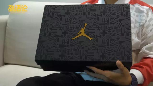 aj12白金世界杯(开箱！AJ12世界杯“中国”配色，也拯救不了中美男篮)