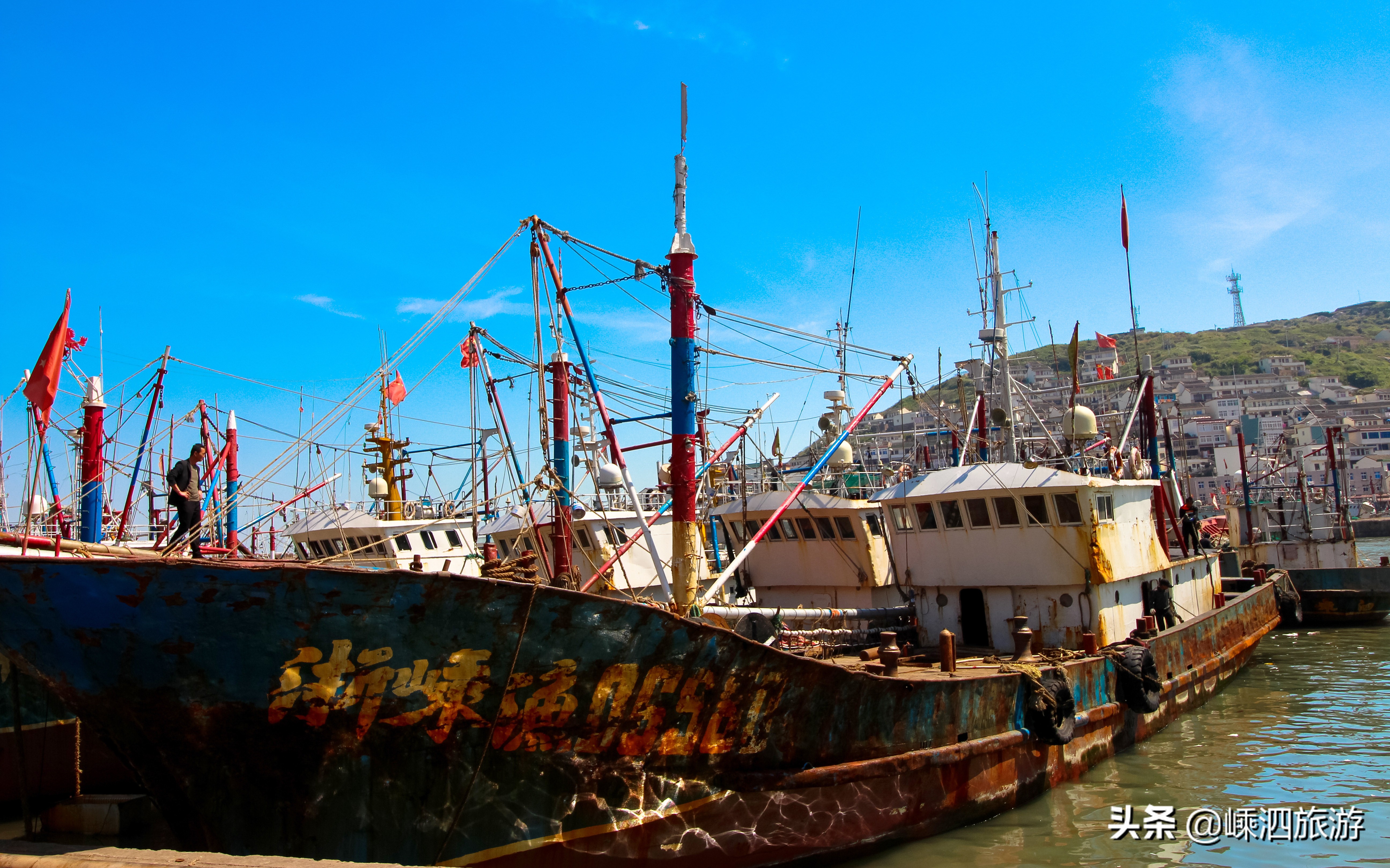 嵊山的渔场码头,从来都不是景点,但总能吸引登岛的人立于光影前注目.