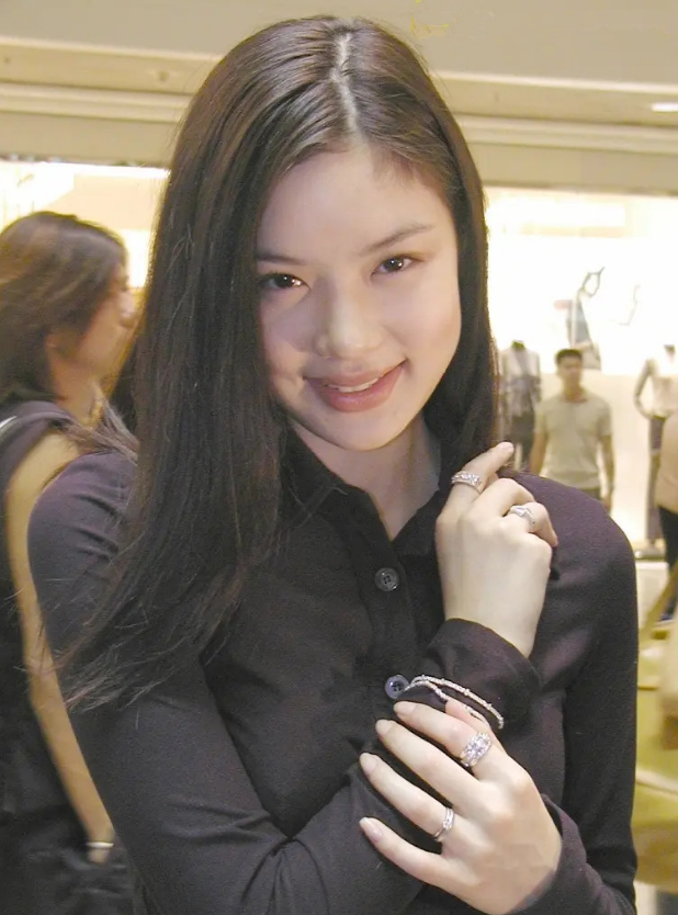 结婚四年花黎明7亿,拿1.5亿分手费的乐基儿,转身嫁给"伪富豪"