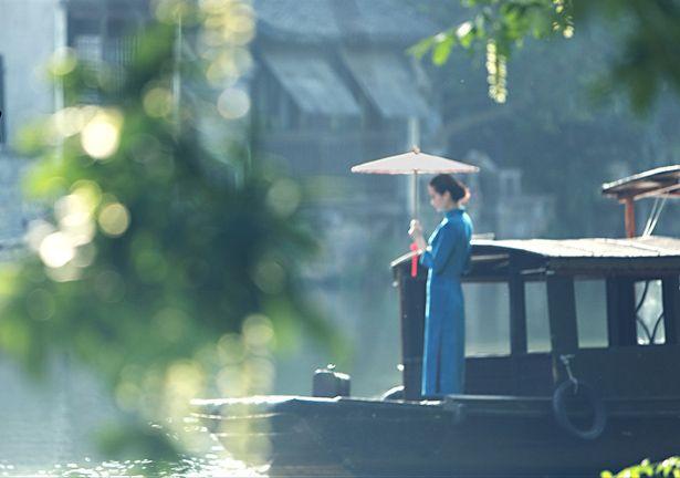 雨声敲窗思念如潮，想你在每个雨夜入梦来