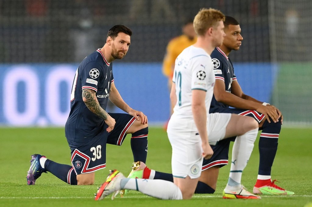 为什么nba开场前会单膝跪地（没得选的选择题！梅西下跪，NFL、NBA、英超，球员何时能站起来？）-趣拿体育