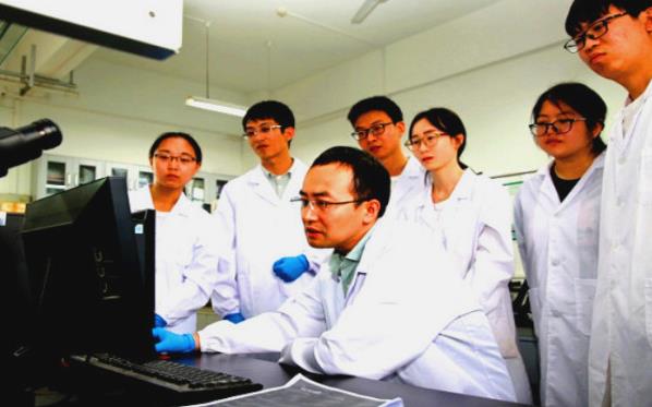 高校开学，研究生看到寝室以后直摇头，寝室环境究竟能有多差？