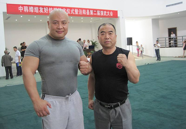 拳擊運動員為什麼吃大蒜(大力士龍武對陣網紅吃大蒜拳王,網友:啥時候