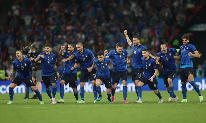 06世界杯点球（历史重现！前锋丢点球，中卫扳平捧杯，意大利复制06年奇迹夺冠）-趣拿体育