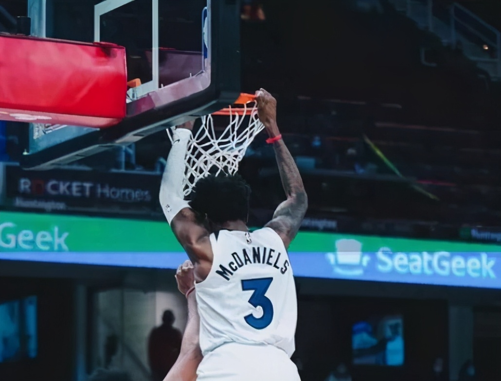 nba哪些排球大帽（20歲新星送詹姆斯排球大帽，頂板血帽庫茲馬，風頭蓋過卡魯索）