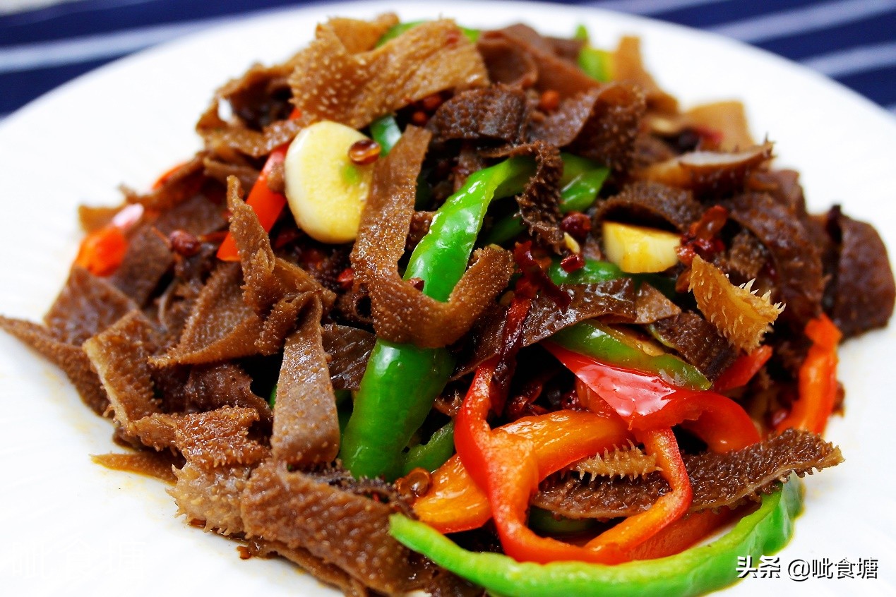 爆炒毛肚的做法(家里来客人,简单一盘爆炒毛肚端上桌,直夸我是大厨