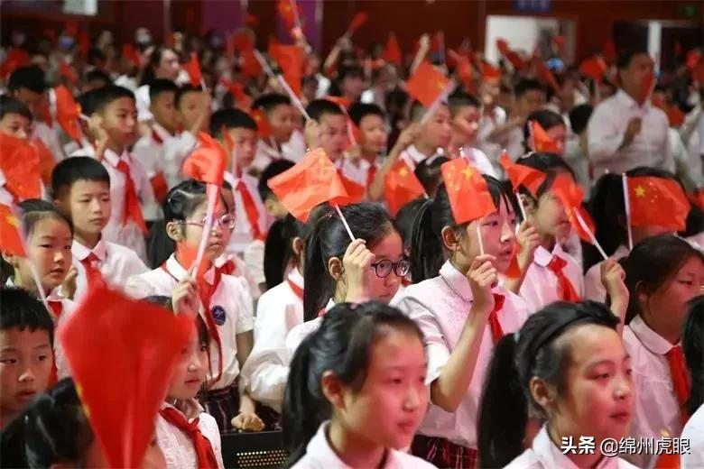 好心疼！绵阳十二三岁的娃娃，竟被学校赶下田去插秧子