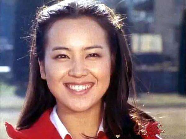 安奈饰演阿信的田中裕子在成龙主演的电影《城市猎人》中饰演今村清