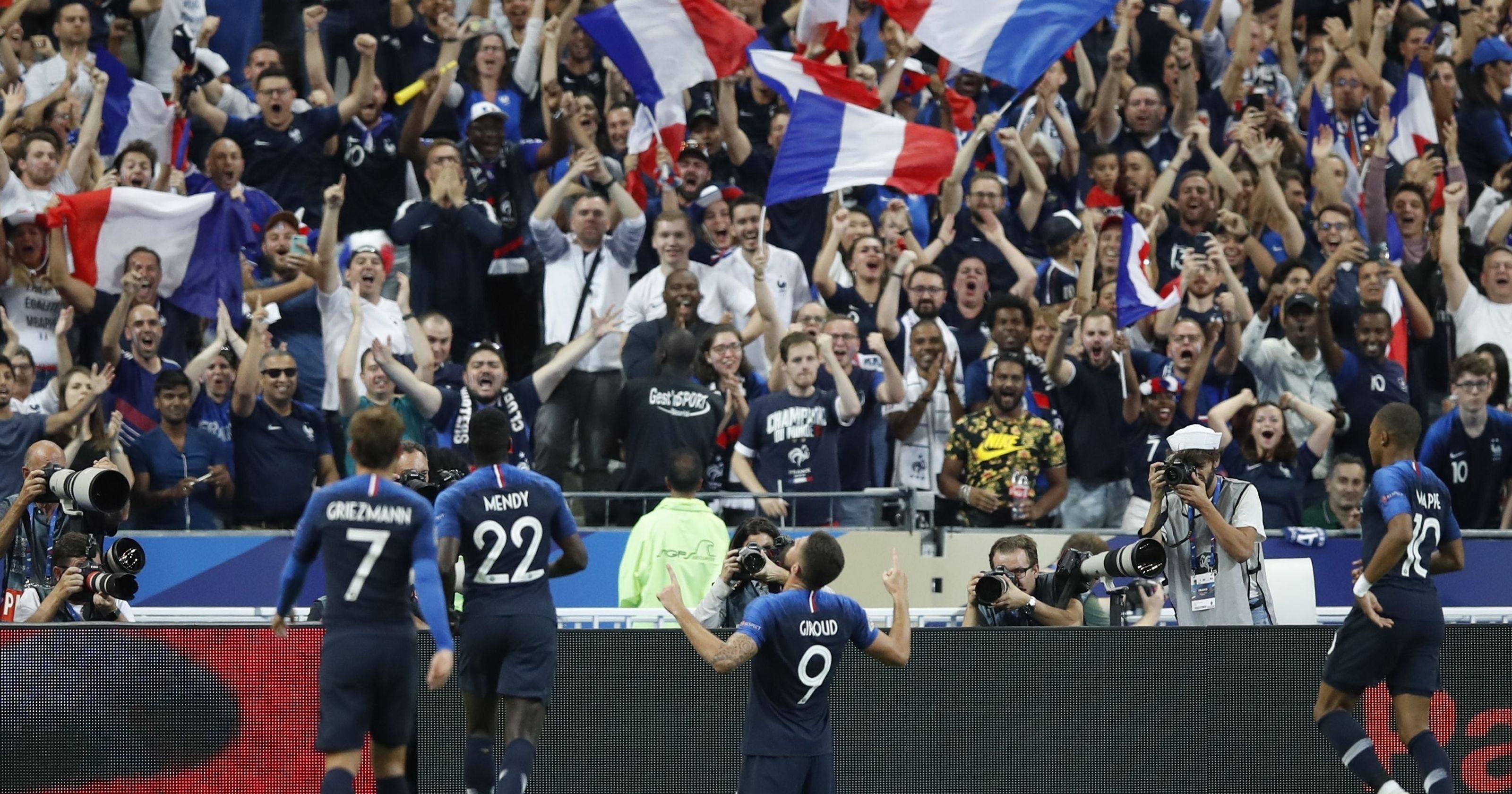世界杯为什么是法国冠军(这就是法国为何能拿世界杯冠军的原因，队友情谊大于一切！)