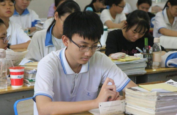 高考的答题卡扫描过程曝光，不少人觉得老师省事了，学生可苦了