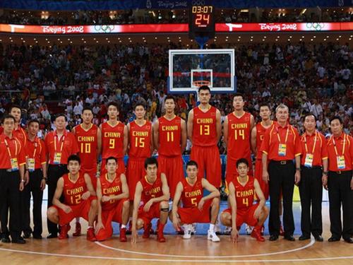 08年中国男篮vs美国队(中国队08年奥运会对阵美国队，姚明拿下13分，科比和老詹是这数据)