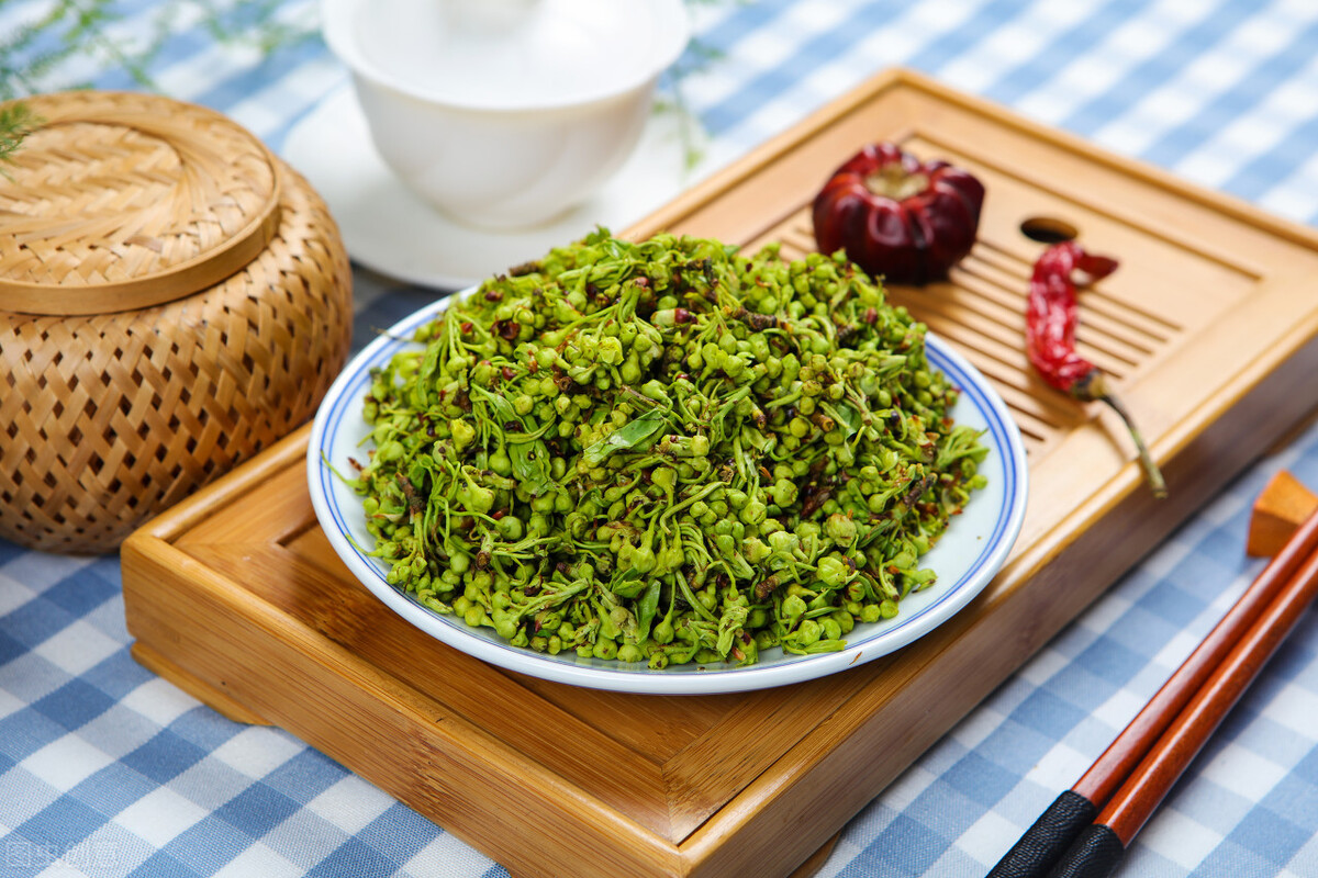 棠梨花是一种长树上的野菜,就棠梨树上花朵.