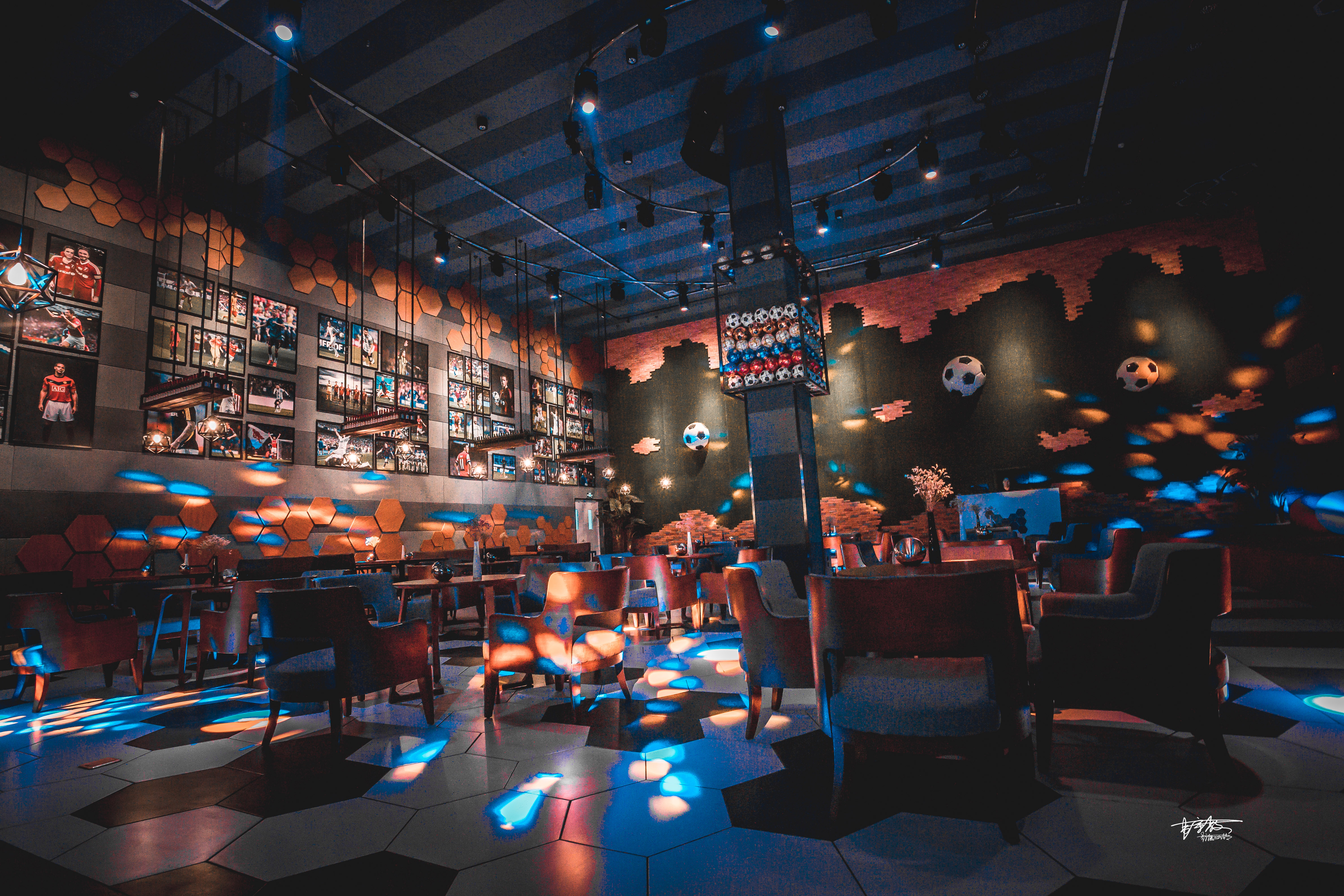 入住时,对酒店里的配套印象最深的便是足球酒吧.
