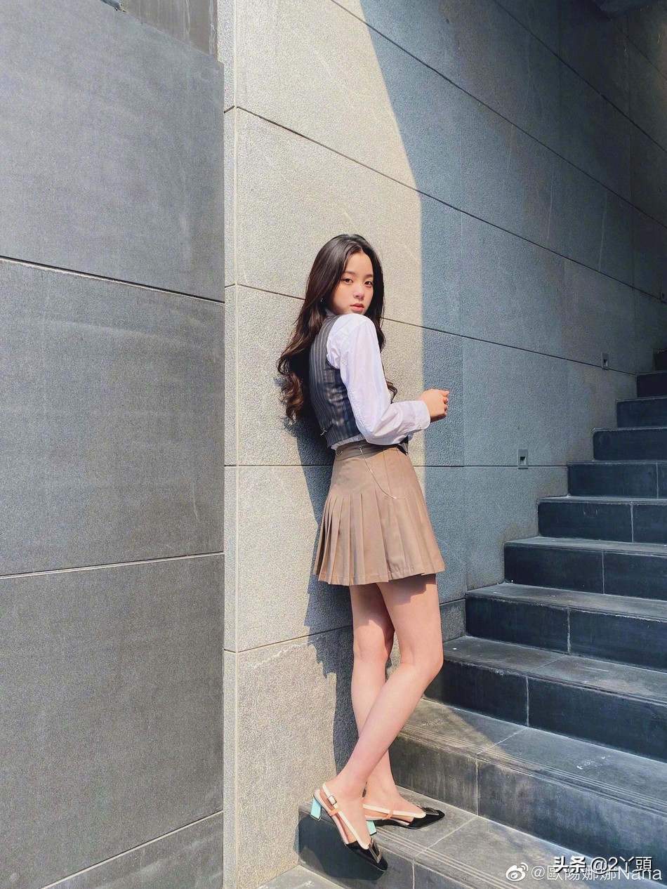 欧阳娜娜晒最新春日写真，挑战玫瑰金发色，青春靓丽，少女感十足