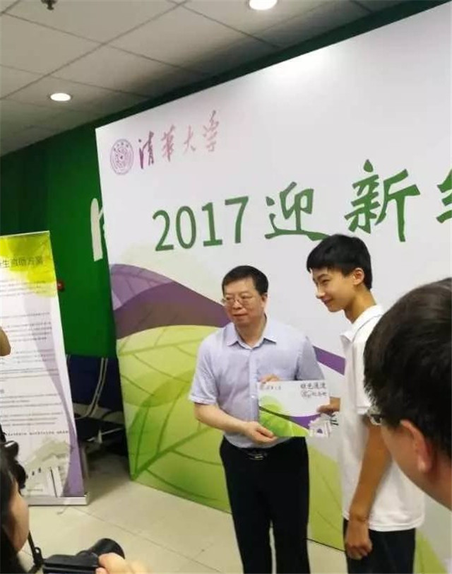 庞众望：父亲患有精神疾病，母亲卧病在床，他高考744分进清华