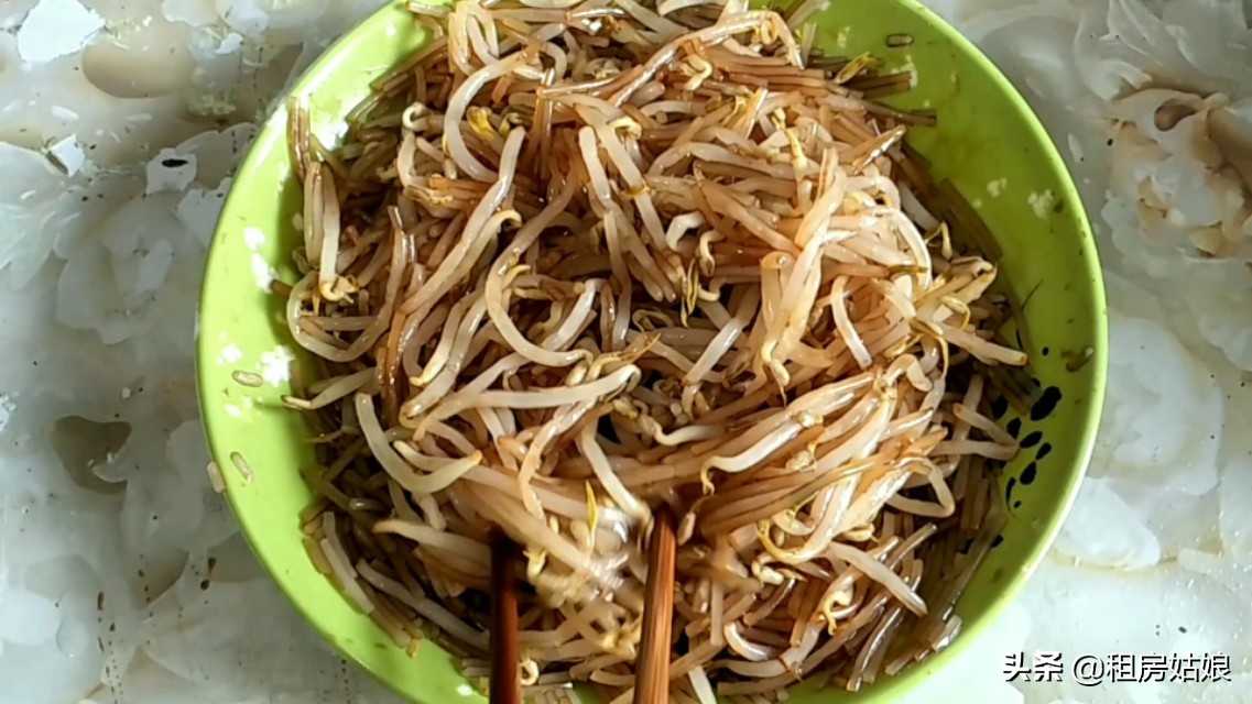 豆芽粉丝包子馅的做法（教你做皮软馅鲜的豆芽粉丝包子）