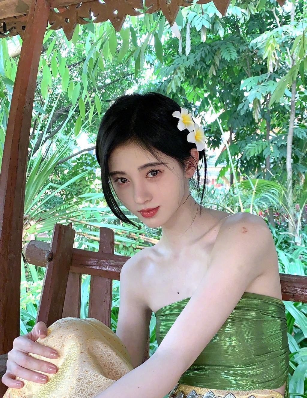 鞠婧祎发文晒照上热搜,身穿傣族服饰似精灵,肤色白得晃眼