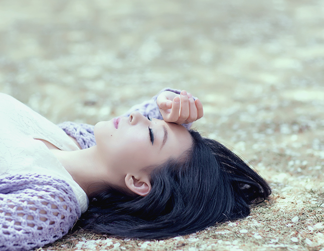 跟行事风格有很大关系(这几个动作可以看出一个女人正不正经，从细节去观察一个人)