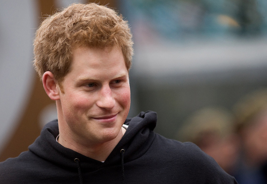 36岁二婚嫁入王室,靠什么手段把王子拐到美国)