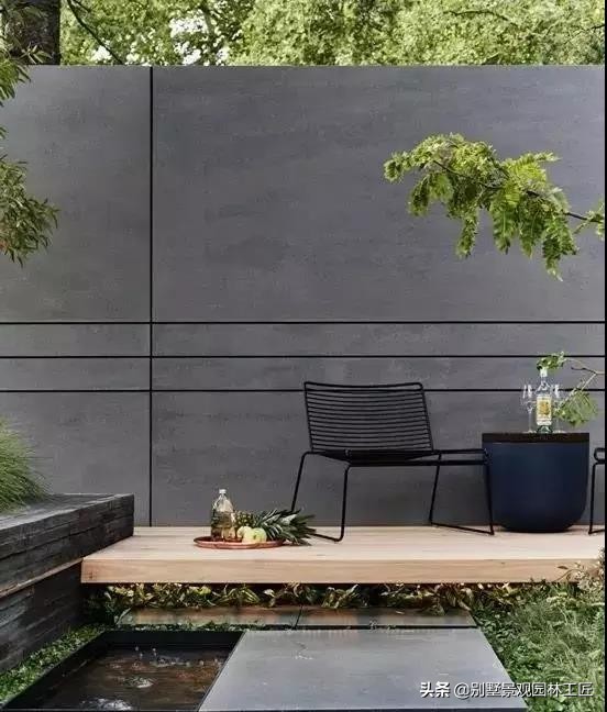 清灰色调的简奢别墅庭院设计，一面素实水泥墙，美了一个院子