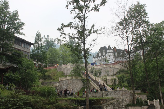 四川彭州白鹿镇二日游“最牛教学楼