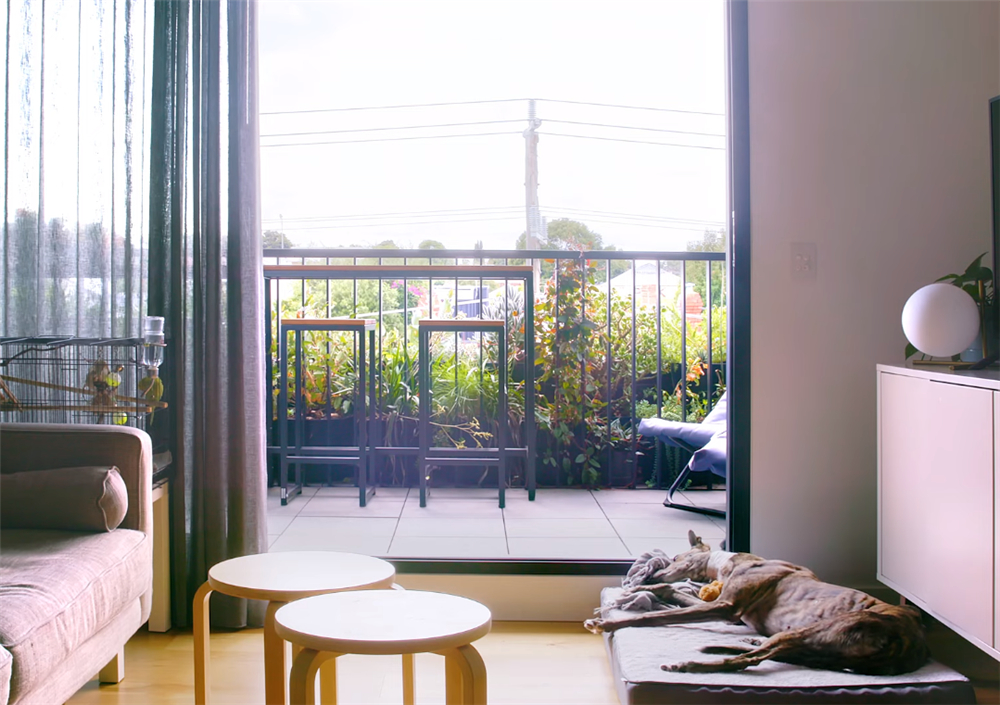 独居姑娘的1室2厅小家，55㎡面积做成开放式，卧室推拉门太实用了