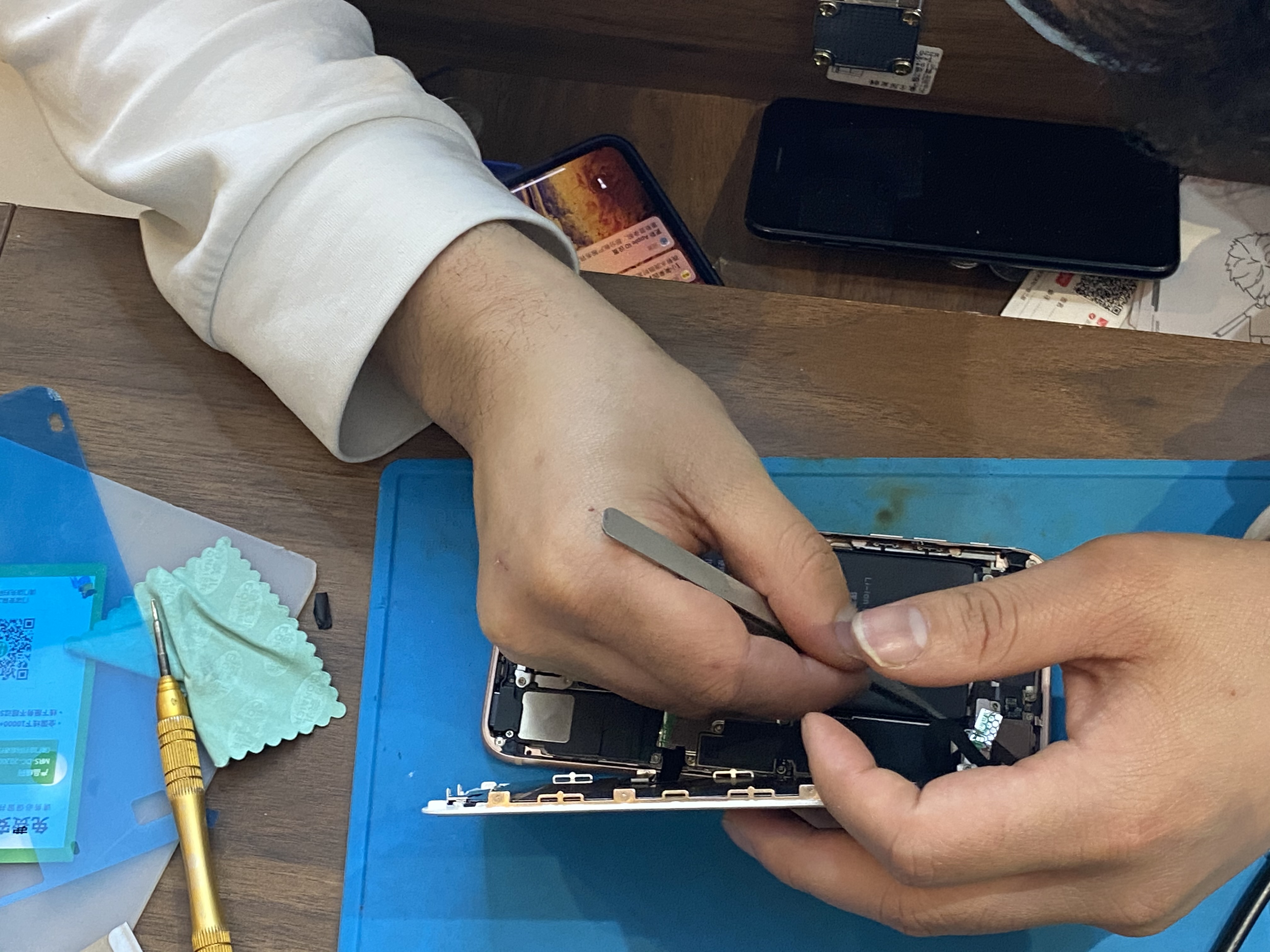 扶起我，iPhone8P还能再战三年，记一次苹果“无痛”换电池之旅