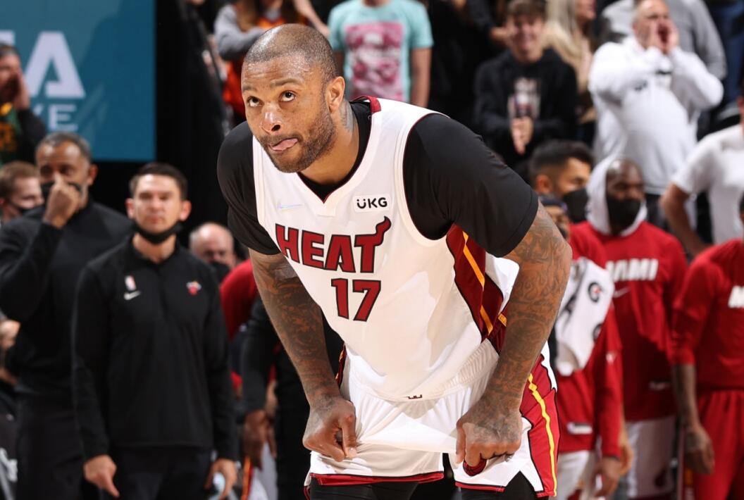 火箭雄鹿塔克交易（被火箭交易，被雄鹿放弃！36岁塔克3战抢34板，重现巅峰700万超值）-华海博客