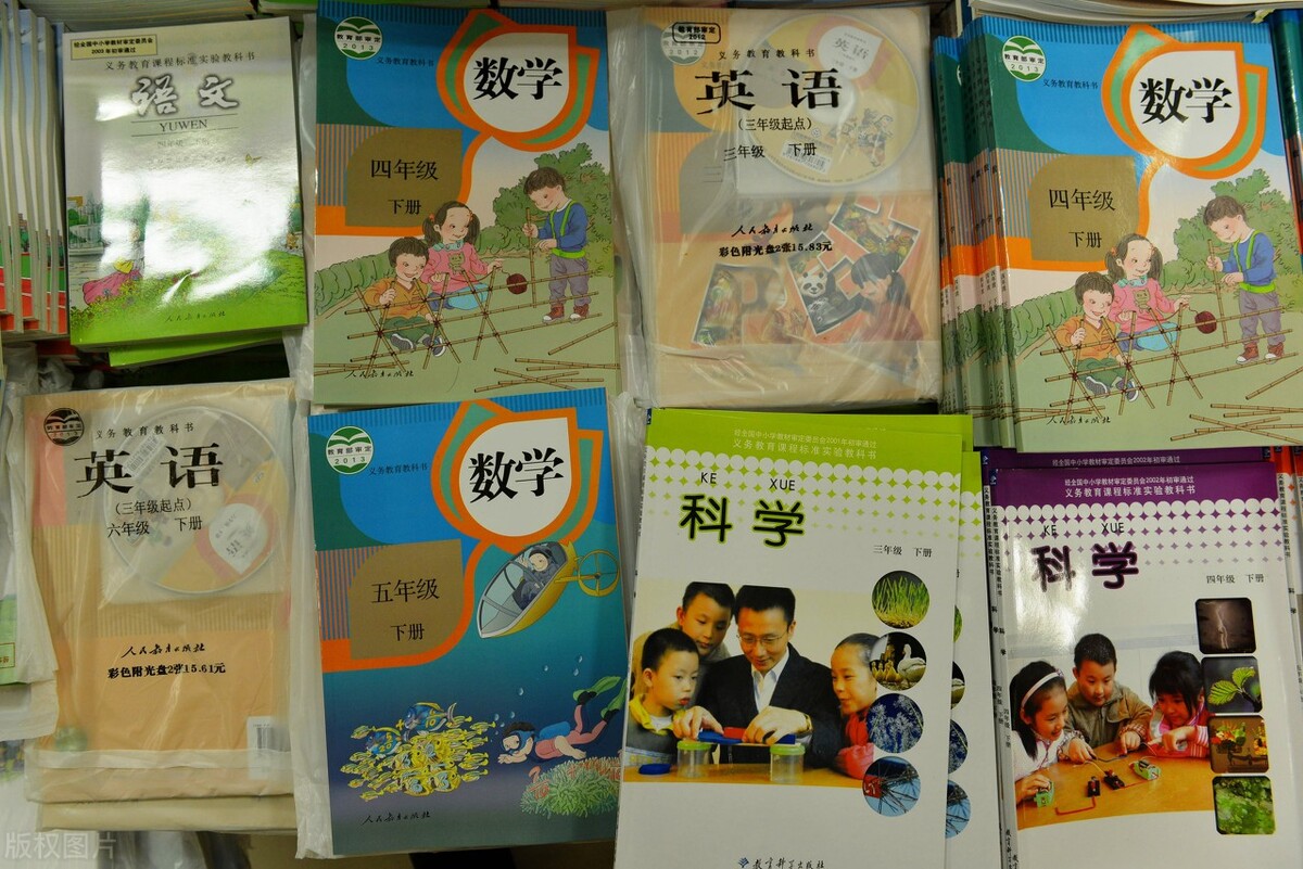 依托教材开展语言教学，提高学生短文改错能力