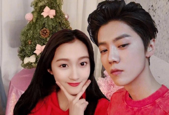 关晓彤与大学舍友合照曝光,看到合影之后,网友:她没有谦虚