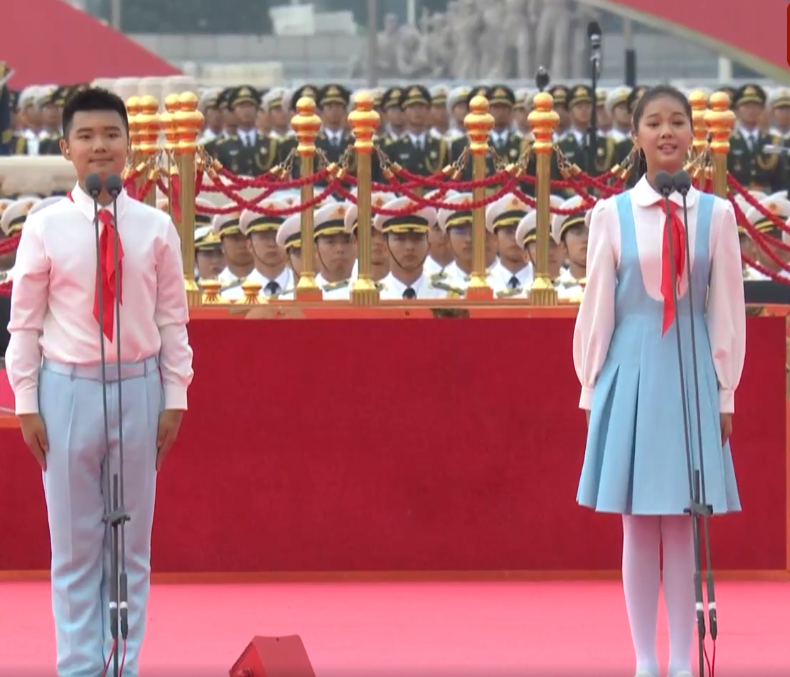 引领朗诵的4名青少年来自什么学校？中传、中财大，还有两所小学