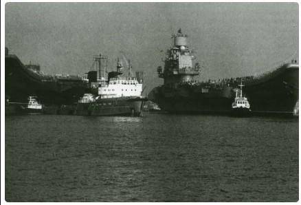 俄海军库兹涅佐夫号航母(乌龙一般穿行的库兹涅佐夫号航母，自带“烟雾隐身模式”)