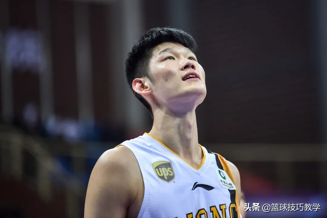 nba哪些球星受过腰伤(CBA突发情况，国产内线腰部受伤倒地，现在依然没能下床)