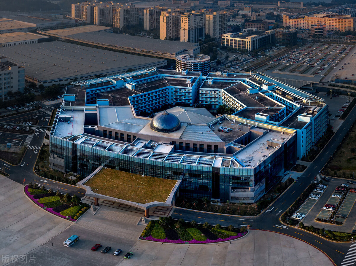 作为新能源汽车的标杆企业,其位于深圳坪山的全球总部——六角大楼