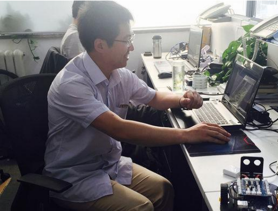 高考647分的高材生，蜗居网吧4年不曾回家，不换衣服也不洗衣服