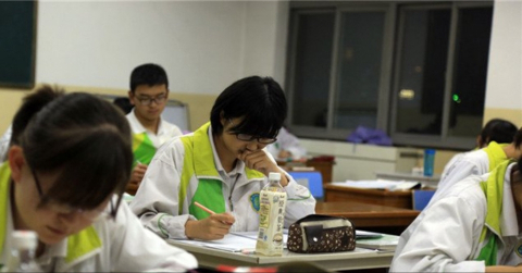 寒门状元邝永胜，高考671进清华，电子厂打工挣学费