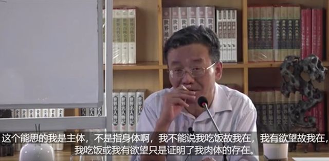 老师上课烟不离手，学生却无半点抱怨，这位复旦教授究竟有何魅力