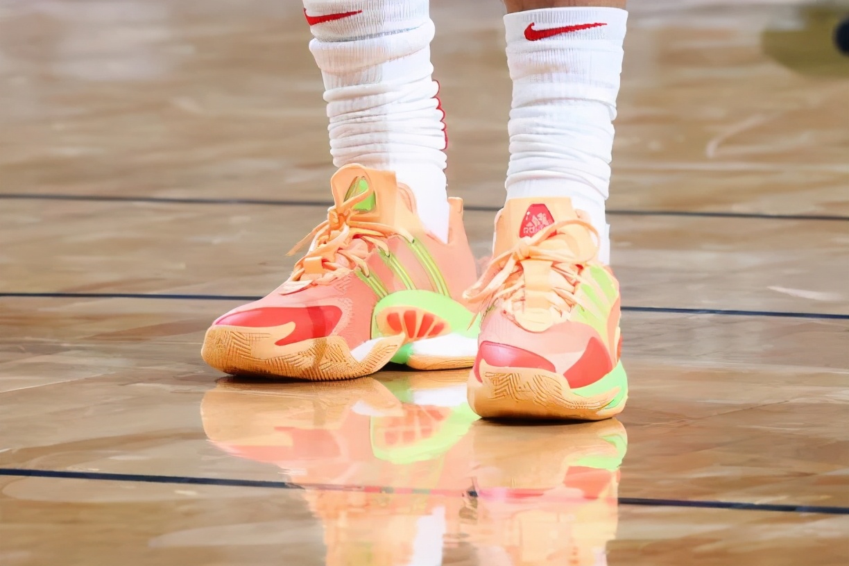 nba球员上脚aj35(NBA球员上脚：塔克穿AJ35北卡蓝，NBA全明星球衣来了)