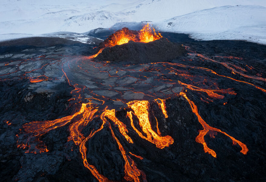 冰岛世界杯头像(他镜头下的燃烧的冰岛火山，如灾难片般震撼)