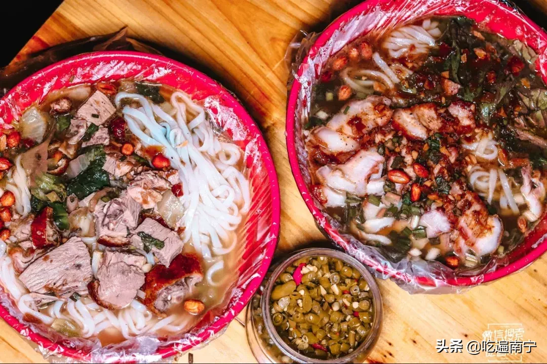 这家晚上10点半才开摊的烧鸭粉!还没开摊就有人在排队