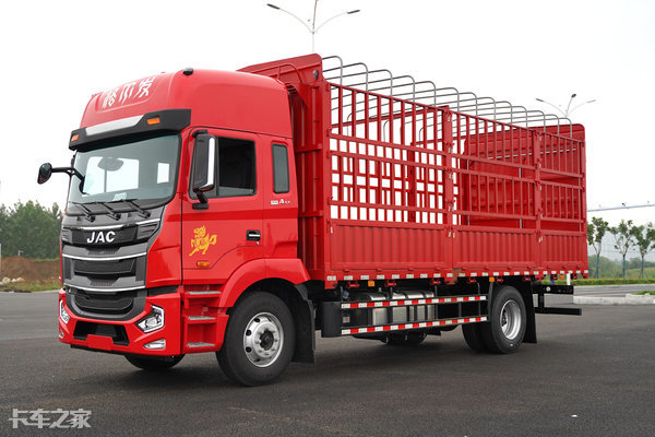 格尔发a5x重卡240马力 6.8米仓栅式载货车原价18.18万元现价17.