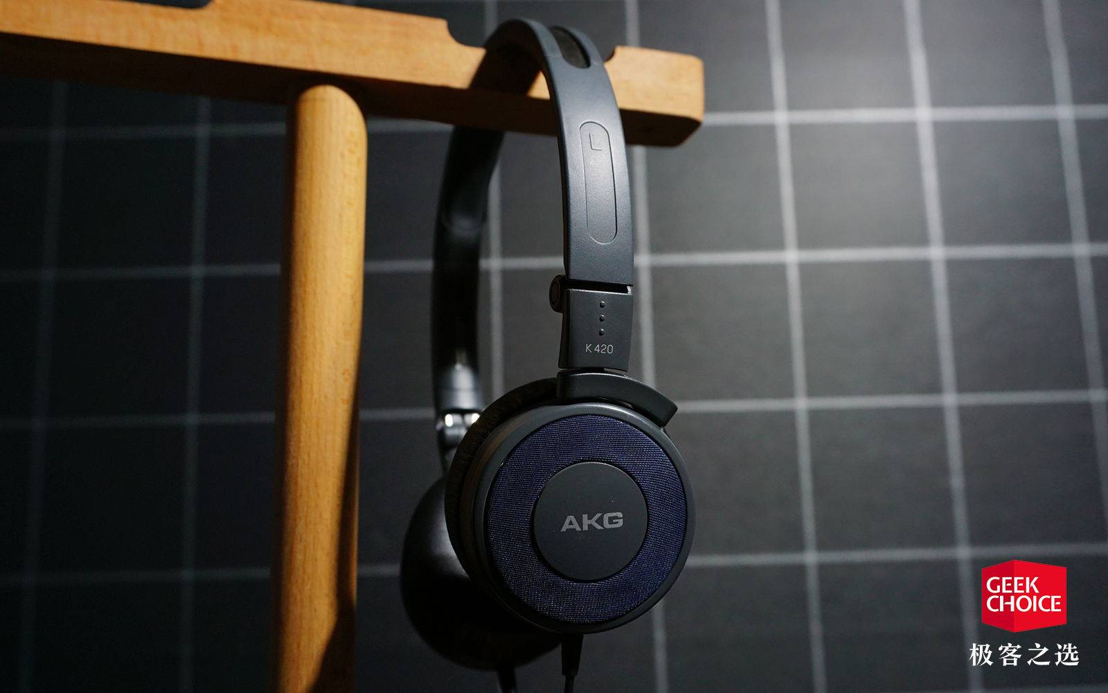 畅销 35 年的经典耳机，AKG 和森海塞尔看了也得认怂丨极客博物馆