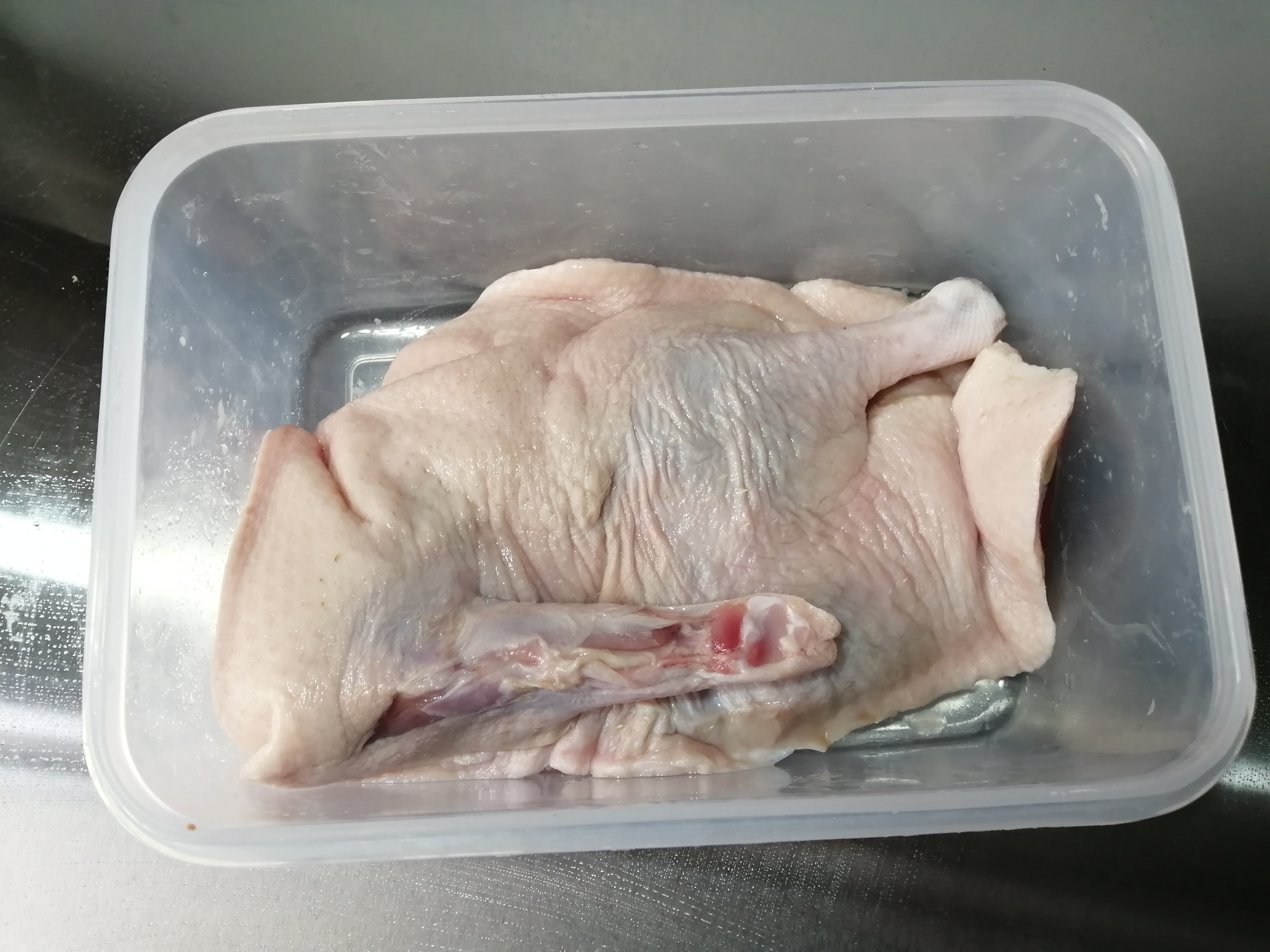 想吃脆皮烤鸭不用去饭店，这样做方法很简单，皮脆肉还嫩，真香