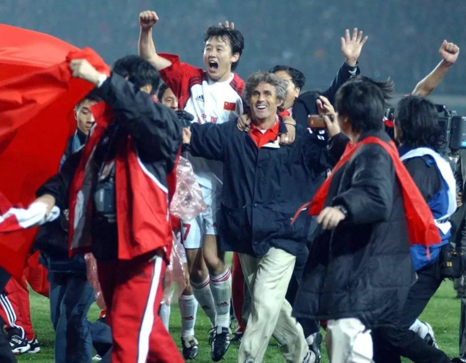 02世界杯中国小组赛(回顾国足2002年晋级世界杯：占天时地利人和，现役国足能力差)